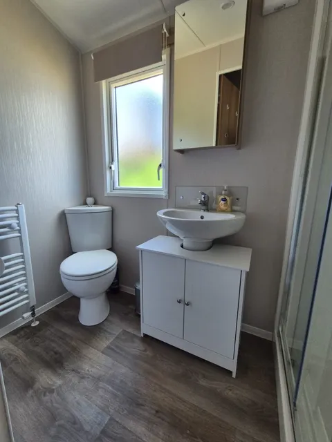 Manor bathroom2