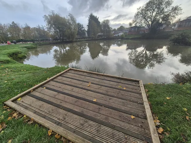 Woodleigh Fishing Lakes — fishing platform by the water