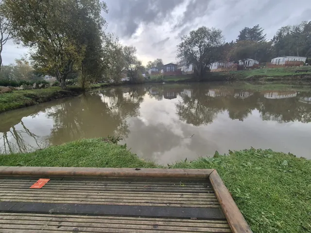 Woodleigh Fishing Lakes — platform and reflections